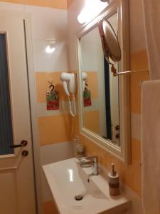 فندق جوري في إلباسان: حمام مع حوض ومرآة