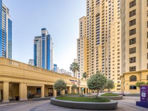 een straat met hoge gebouwen in een stad bij Great Family apartment near the JBR beach in Dubai