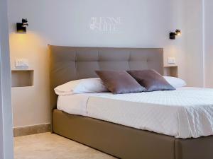 1 dormitorio con 2 almohadas en Leone Suite B&B & Restaurant, en Palermo