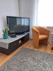 Telewizja i/lub zestaw kina domowego w obiekcie Giżycko- duże mieszkanie