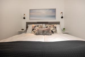 Un pat sau paturi într-o cameră la Rooftop cozy apartment near innerstadt with AC