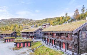 um grupo de edifícios de madeira com telhado de relva em 2 Bedroom Awesome Apartment In Edland em Vågsli