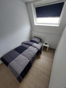 - une chambre avec un grand lit et une fenêtre dans l'établissement Maison en centre-ville, 