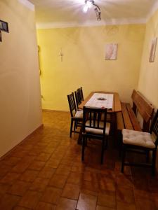 comedor con mesa y sillas en DrKarlRennerGarten, en Guntramsdorf