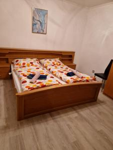 A bed or beds in a room at DrKarlRennerGarten