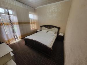 ein kleines Schlafzimmer mit einem Bett in einem Zimmer in der Unterkunft Hotel Motrid in Samarkand