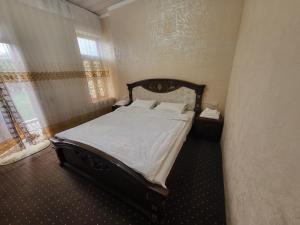 een slaapkamer met een groot bed in een kamer bij Hotel Motrid in Samarkand