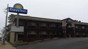 a building with a sign for a days inn at Days Inn by Wyndham Hot Springs in Hot Springs