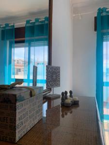 een woonkamer met een bed en een raam bij Olimar Sea View Apartment in Albufeira