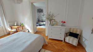 ブダペストにあるClassic elegance with synagogue view by Astoriaのベッドルーム1室(ベッド1台、ドレッサー、椅子付)