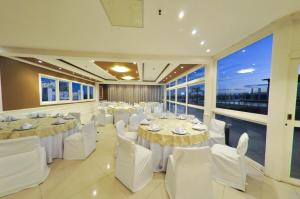 Un salón de banquetes con mesas y sillas blancas. en Continental Porto Alegre by Samba, en Porto Alegre 17 fotos más