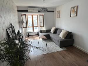 uma sala de estar com um sofá e uma mesa em Apartamento Doña Pia em Mijas