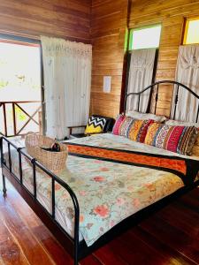 Cama grande en habitación con paredes de madera en Rang Robin Farmstay for 4 with pool en Ban Wang Muang