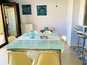 A seating area at Villa Oceanview Vicky
