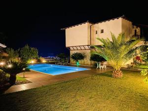 The swimming pool at or close to Villa Oceanview Vicky