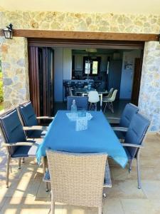 A seating area at Villa Oceanview Vicky