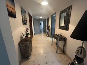 TV a/nebo společenská místnost v ubytování Trés Bel appartement de 105 M2 et 45 M2 de terrasse à 100 m du port