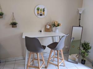 a table and two chairs in a room at Topaze Pei - T1 - 2 personnes in Saint-Denis