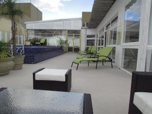 阿雷格里港的住宿－阿雷格里港陸上酒店及活動中心，一座带绿色桌椅的庭院