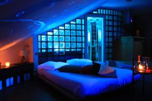 ローマにあるジャズ スタイル ホームのベッドルーム1室(青い照明付きのベッド1台付)