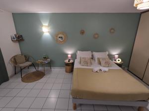 ein Schlafzimmer mit einem Bett mit einem ausgestopften Tier darauf in der Unterkunft Topaze Pei - T1 - 2 personnes in Saint-Denis