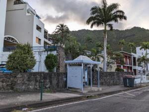 una parada de autobús al lado de una calle en Topaze Pei - T1 - 2 personnes en Saint-Denis