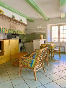 cocina con mesa y sillas en una habitación en La Bruyère, en Brousse-le-Château