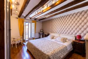 a bedroom with a large bed with a large padded wall at Apartamentos Vino Tinto in Adahuesca