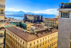 une vue aérienne sur une ville avec des bâtiments dans l'établissement SILIA HOUSE Napoli Centro, à Naples