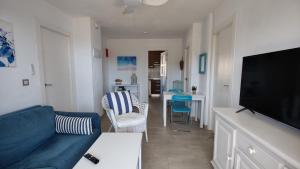 Televízia a/alebo spoločenská miestnosť v ubytovaní BENICALA sea view apartment