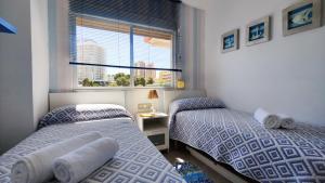 Posteľ alebo postele v izbe v ubytovaní BENICALA sea view apartment + 7 fotografií