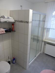 a bathroom with a shower and a toilet at Ferienwohnung Regina Müller in Bad Karlshafen