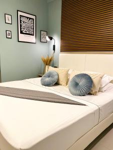 パルガにあるLeonidas Houseのベッド1台(青い枕2つ付)