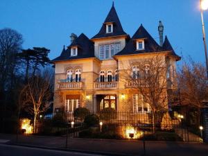 Gallery image of Le Castel Guesthouse in Bayeux