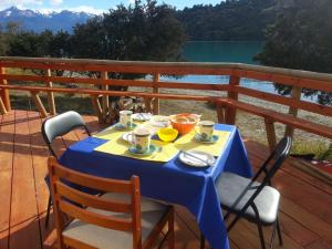 una mesa con un mantel azul en una cubierta en Patagonia 47g, en Aldana