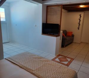 ein Wohnzimmer mit einem Sofa und einem Flachbild-TV in der Unterkunft Villa Margarita in Spetses