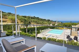The swimming pool at or close to Torre Difyos