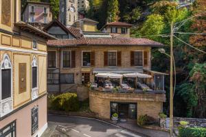 an aerial view of a house with umbrellas at Hotel Ristorante Vapore in Faggeto Lario 