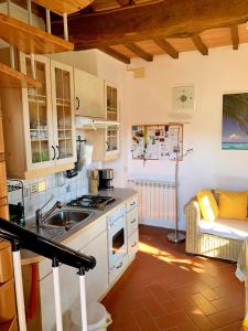 羅卡斯特拉達的住宿－Ferienhaus IL-PINO，厨房配有水槽和炉灶 顶部烤箱