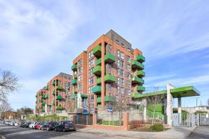 un edificio con balcones al lado de una calle en 2-Bed Apartment only 15 mins from Central London, en Londres