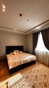 1 dormitorio con cama y ventana en ماربيلا en Al Khobar