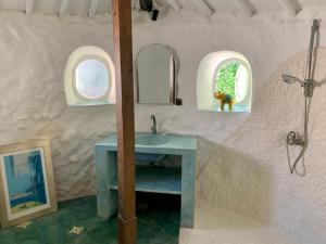 La salle de bains est pourvue d'un lavabo bleu et de 2 fenêtres. dans l'établissement Quiet 3 BR-3 bathroom villa in heart of Canggu, à Canggu 26 autres photos