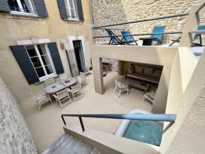 an aerial view of a patio with a table and chairs at La Maison de Lola in Carpentras