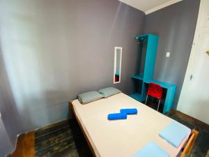 um quarto com uma cama e uma cadeira vermelha em Reef Hostel & Pousada no Recife