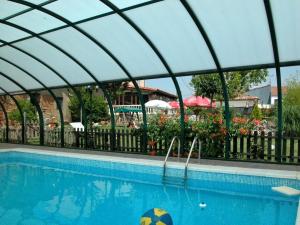 einen Pool mit Baldachin neben einem Resort in der Unterkunft La Vieja Cantina in Quintana Redonda