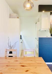 een keuken met een houten tafel en 2 stoelen bij Randers residence Sankt Andreas - 2 room apartment in Randers