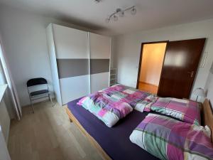 um quarto com uma cama grande e uma cadeira em Große Ferienwohnung, Apartment in Leimen WeHome Komfort em Leimen