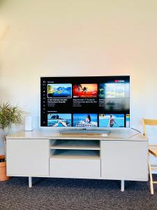 TV a/nebo společenská místnost v ubytování Randers residence Sankt Andreas - 2 room apartment