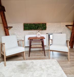 twee stoelen en een tafel in een kamer bij De Hofstee in Maastricht