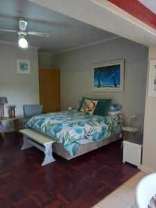 ein Schlafzimmer mit einem Bett in einem Zimmer in der Unterkunft Sunshine Cottage in Kapstadt